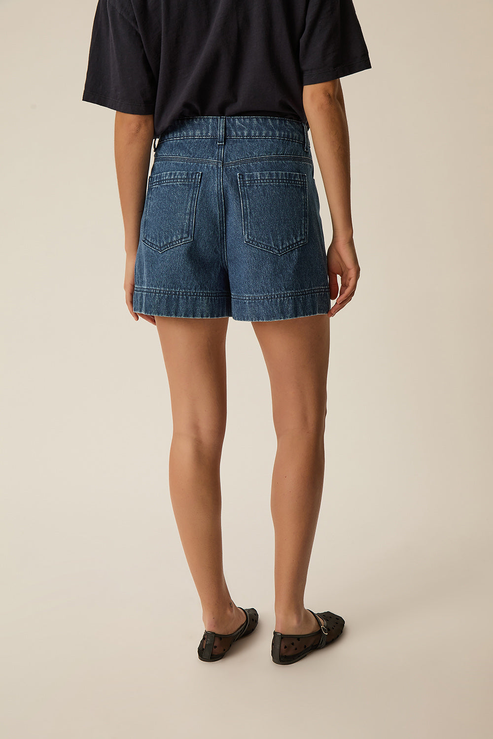 Short Laela Stone